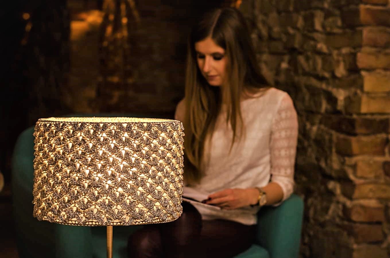 lampa zrobiona na szydełku i kobieta czytająca lampę